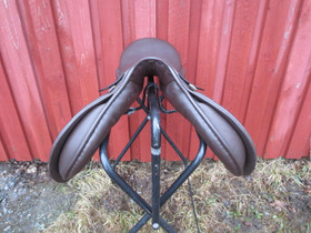 Mustang Europa yleissatula leveys 31 istuin 17 tuumaa