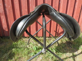 Horze Botar yleissatula 16 tuumaa leveys 32