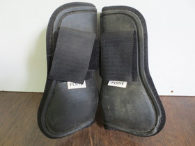 Mustat jännesuojat yhdellä tuplatarralla PONY