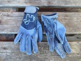 Lasten siniset ratsastushanskat heppakuviolla