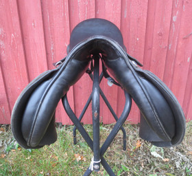 Mustang yleissatula, leveys 33, istuin 17 tuumaa