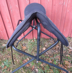 Wintec 100 koulupainotteinen yleissatula, 15 tuumaa, leveys MW