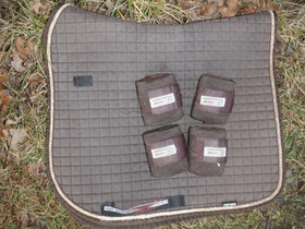 Equiline tummanruskea koulusatulahuopa ja 4 kpl pinteleitä FULL