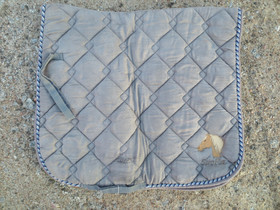 Harmaa koulusatulahuopa SUORA:n logolla FULL