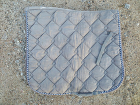 Harmaa koulusatulahuopa SUORA:n logolla FULL