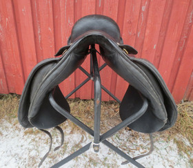 Cliff Barnsby Raven koulusatula leveys 4 istuin 17,5 tuumaa