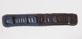 Finn Tackin musta silapehmuste valkoisella koristenyörillä 97 cm