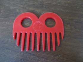 Muovinen punainen harjakampa  1 kpl, erilaisia