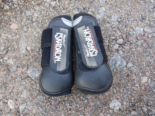 Eskadron flexisoft mustat jännesuojat PONY