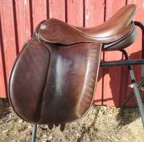 Cliff Barnsby koulupainotteinen yleissatula, leveys 5 istuin 17 