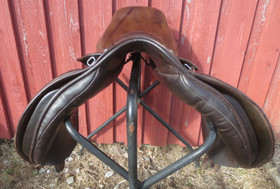 Cliff Barnsby koulupainotteinen yleissatula, leveys 5 istuin 17 