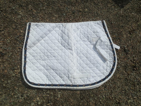 Valkoinen satulahuopa sinisellä koristenauhalla FULL