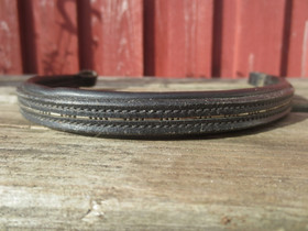 Musta otsapanta ohuella hopeisella koristeella, 42 cm