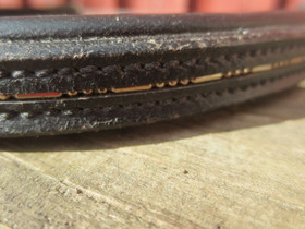 Musta otsapanta ohuella hopeisella koristeella, 42 cm