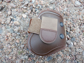 Yksinäinen ponin vasemman takajalan suoja, ruskea