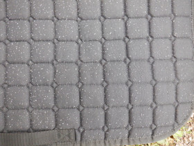 Musta yleissatulahuopa jossa paljon nukkaa pinnassa FULL