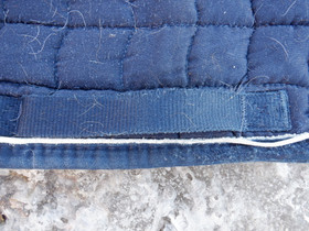 Tummansininen koulusatulahuopa hopeisella koristenyörillä FULL