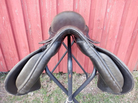 Falcon musta estepainotteinen yleissatula MW/W istuin 17 tuumaa 