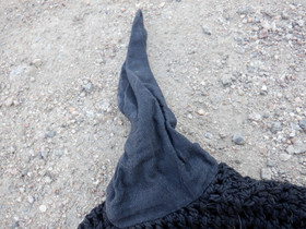 Musta korvahuppu kultaisella reunuksella COB