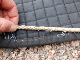 Equiline musta flättäri satulahuopa COB