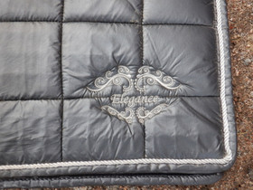 Harmaa koulusatulahuopa kiiltävällä pinnalla COB