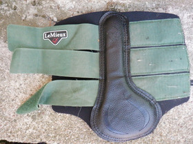 LeMieux Grafter mustat hivutussuojat vihreillä tarroilla L