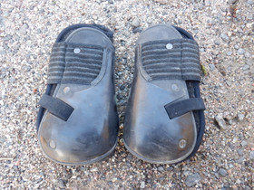 Acavallo mustat takasuojat irrotettavilla geelipehmusteila FULL