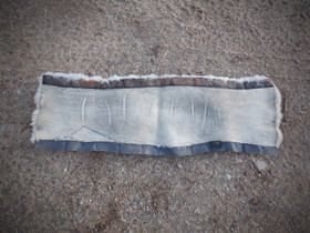 Harmaa aito lampaankarvapehmuste satulavyöhön 80 cm