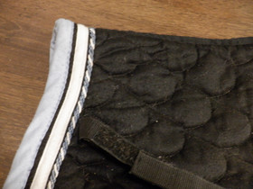 Waldhausen musta satulahuopa koristereunoilla FULL