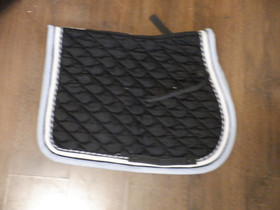 Waldhausen musta satulahuopa koristereunoilla FULL