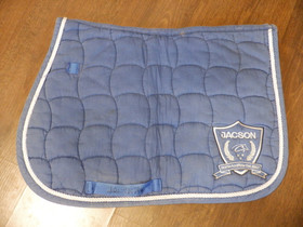 Jacson vaaleahkonsininen satulahuopa valkoisella koristenyörillä PONY