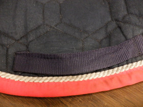 Tummansininen muotoiltu estesatulahuopa punaisella kantilla FULL