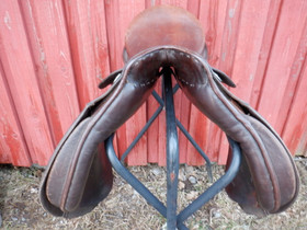 Passier Paxton koulupainotteinen yleissatula, leveys M/MW, istuin 17,5