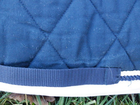 Pagony tummansininen neliöhuopa koulusatulaan FULL