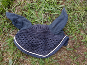 Tummansininen korvahuppu valkoisella koristenyörillä  FULL