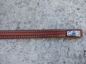 Stubben havannan värinen kapea otsapanta, valkoiset ompeleet 37 cm