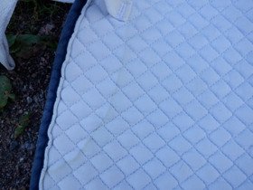 Hyvin vaaleansininen koulusatulahuopa tummilla kanteilla COB