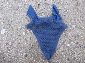 Tummansininen korvahuppu pitkällä otsaosalla FULL