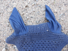 Tummansininen korvahuppu pitkällä otsaosalla FULL