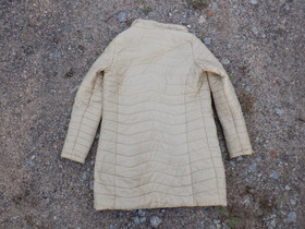 Luhta beigen värinen pitkä kevyttoppatakki 36