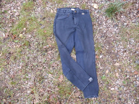 Tummansiniset 160 cm ratsastushousut kokopaikoilla