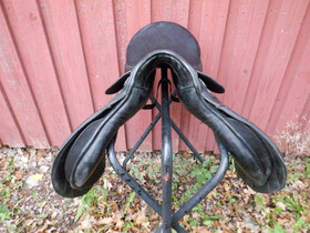 Wembley Flex musta yleissatula 17 tuumaa