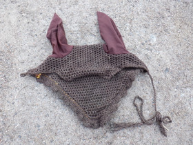 Ruskea korvahuppu keltaisella ja ruskealla koristenyörillä FULL