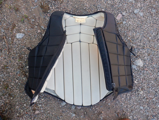 Racesafe musta palaturvaliivi lasten XL koko, short/standard back