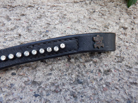 V-mallinen Döbertin musta otsapanta valkoisilla timanteilla 41 cm