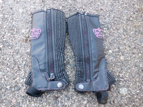 Mustat minichapsit liiloilla blingeillä ja ompeleilla, 6 v koko(?)