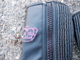 Mustat minichapsit liiloilla blingeillä ja ompeleilla, 6 v koko(?)