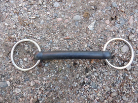Suora muovikuolain, jäykkä ja melko paksu 14,5 cm