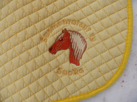 Keltainen satulahuopa yleissatulaan SUORA:n logolla, pieni FULL