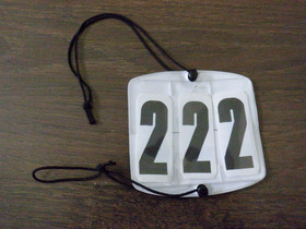 Numerolappu kilpailuihin, neliön mallinen, 3 numeroa